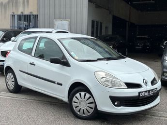  Voir détails -Renault Clio III 1.5 DCI 70 Expression 3P à Saint-Martin-d'Hres (38)