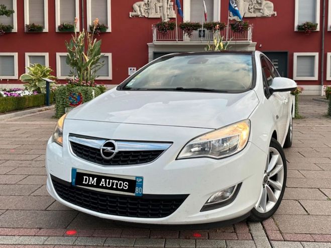 Opel Astra 1.7 cdti 1 er main Blanc de 2012