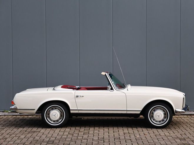 Mercedes 280 sl pagoda W113 2800 cc inline 6 cilinder Blanc de 1969