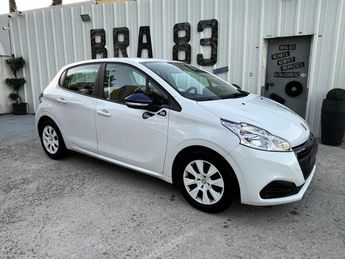 Voir détails -Peugeot 208 1.2i PureTech 12V - 68 BERLINE Like PHAS à  Le Muy (83)