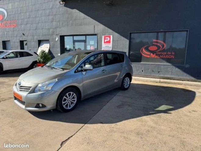 Toyota Verso 2.0L D D-4D SKYVIEW Gris de 2012