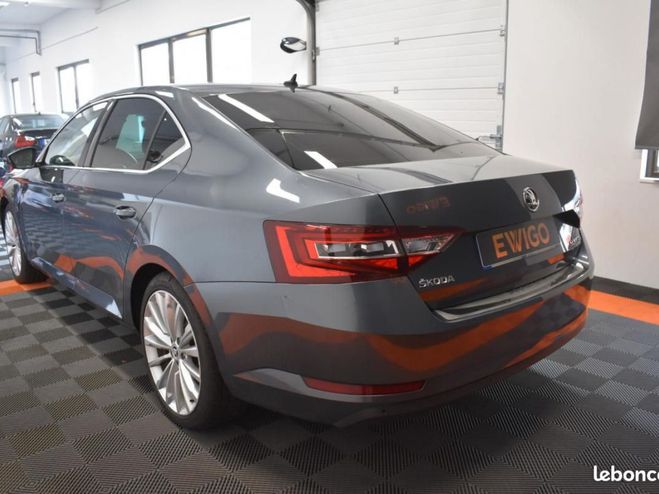 Skoda Superb 2.0 TDI 190 SCR GREENTEC LAURIN KLEMENT  Gris de 2015