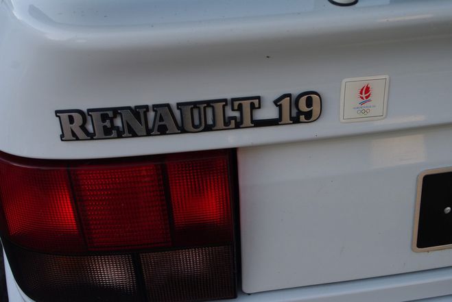 Renault R19 TXI   ALBERTVILLE blanc de 1992