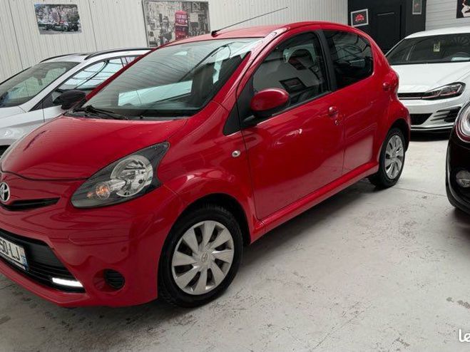 Toyota Aygo 1.0 VVT-| 68CH DYNAMIC 5P CLIM SUIVI Cri Rouge de 2012