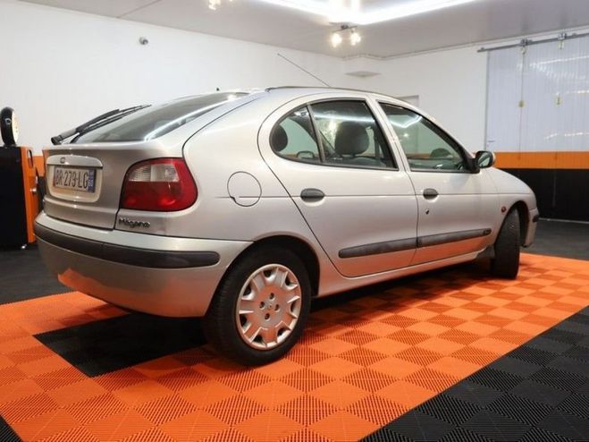 Renault Megane 1.6 16V 110CH EXPRESSION Gris C de 2001