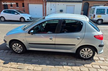  Voir détails -Peugeot 206 1.4 essence 75ch boite automatique à Armentires (59)