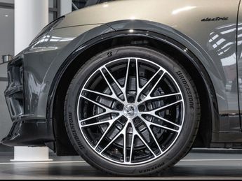  Voir détails -Porsche Macan II ELECTRIC TURBO SPORTPACKET à Montvrain (77)