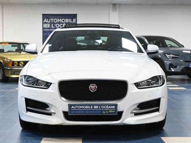 Jaguar XE 2.0 D - 180 ch BVA AWD R-Sport Blanc de 2017