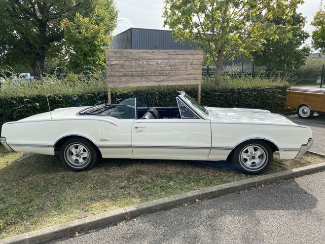 Oldsmobile Cutlass Cabriolet de 1966 Blanc Banquise de 1966