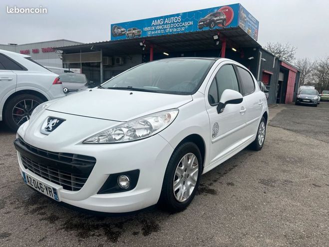 Peugeot 207 1.4 95 cv tres faible km etat exceptionn Blanc de 2010