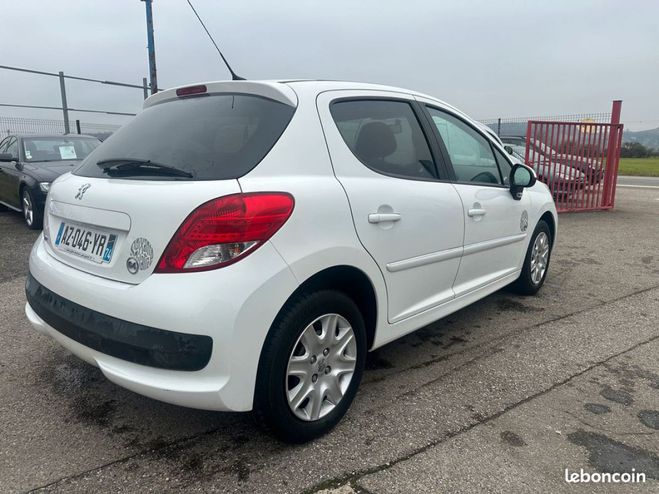 Peugeot 207 1.4 95 cv tres faible km etat exceptionn Blanc de 2010