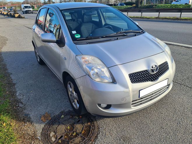 Toyota Yaris 1.3 vvti BOITE AUTO Gris clair de 2006