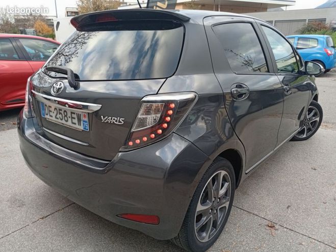 Toyota Yaris 100cv bv6 led cuir navigation crit air 1 Gris de 2014