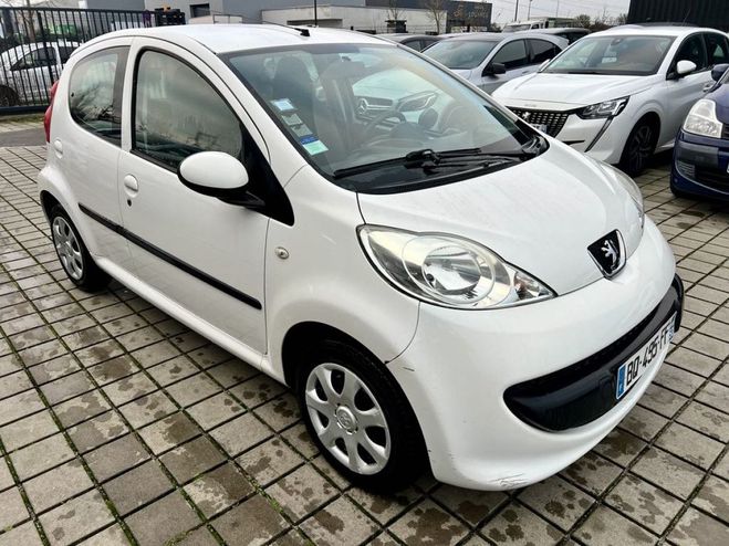 Peugeot 107 (PM_, PN_) 1.0 (68Ch) BLUE LION TRENDY Blanc Mtallis de 2008