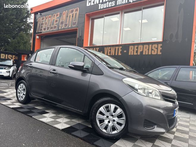 Toyota Yaris 90 D-4D ACTIVE 5P Gris de 2012
