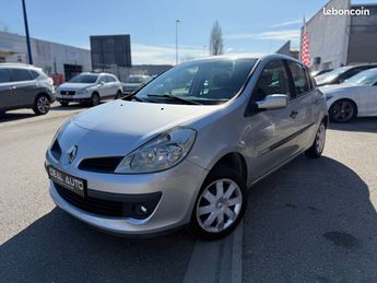  Voir détails -Renault Clio III 1.2 16V 75 5P Rip Curl à Fontaine (38)