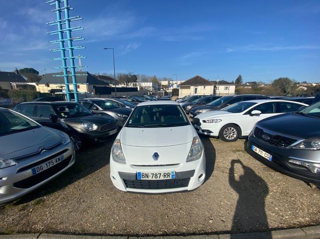 Renault Clio III SOCIETE DCI 75 ECO2 GENERIQUE EURO 5 Blanc de 2011