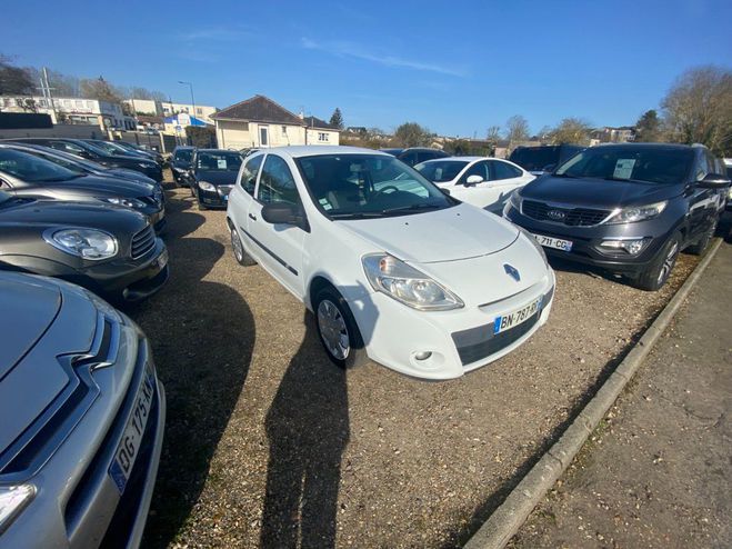 Renault Clio III SOCIETE DCI 75 ECO2 GENERIQUE EURO 5 Blanc de 2011