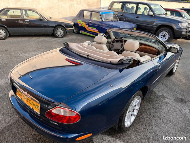 Jaguar XKR 4.0 l v8 suralimente cabriolet bva Bleu de 2002