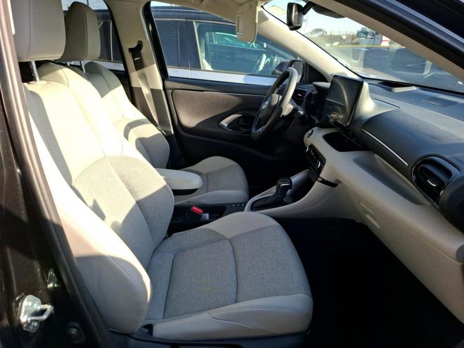 Toyota Yaris Hybrid 116h e-CVT Iconic SEMI CUIR BEIGE NOIR de 2022