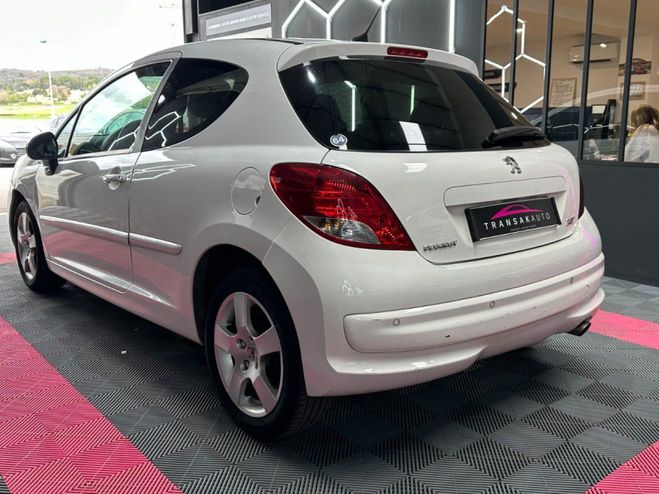 Peugeot 207 1.6 HDi 90 ch Fline Bluetooth ~ Radar A Blanc de 2010