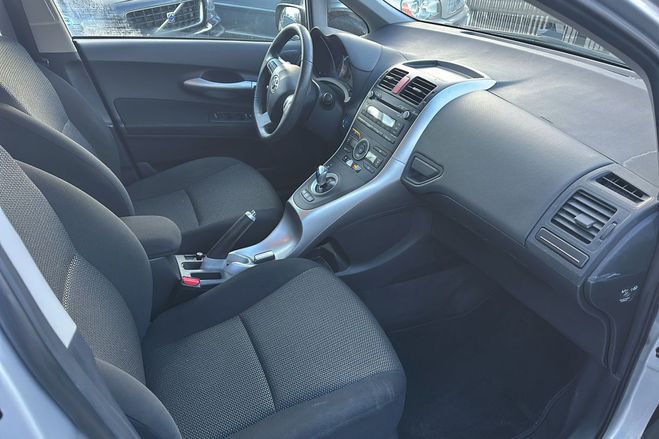 Toyota Auris Hybride 136h dynamique Gris clair de 2011