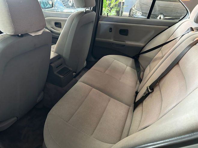 BMW Serie 3 328i E36 limousine Automatique 193CV Grise de 1996