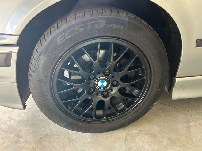 BMW Serie 3 328i E36 limousine Automatique 193CV Grise de 1996