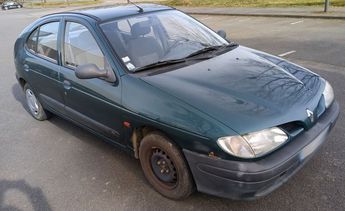  Voir détails -Renault Megane I verte - 199 900 km - essence à Combourg (35)