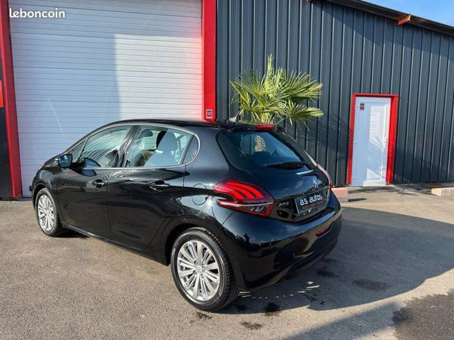 Peugeot 208 I Phase 2 ALLURE 1.2 VTi 12V 82 CV distr Noir de 2017