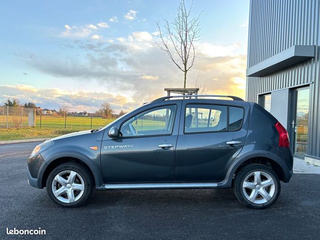 Dacia Sandero STEPWAY 1.6 MPI 87 CH LAUREATE 5 PORTES Gris de 2010