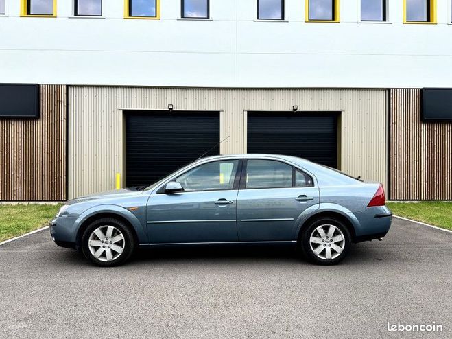Ford Mondeo 1.8 125CH GHIA 5P PREMIRE MAIN Bleu de 2002