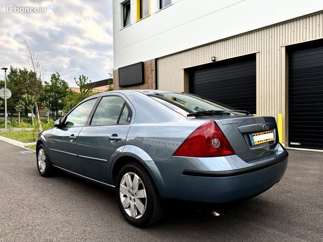 Ford Mondeo 1.8 125CH GHIA 5P PREMIRE MAIN Bleu de 2002