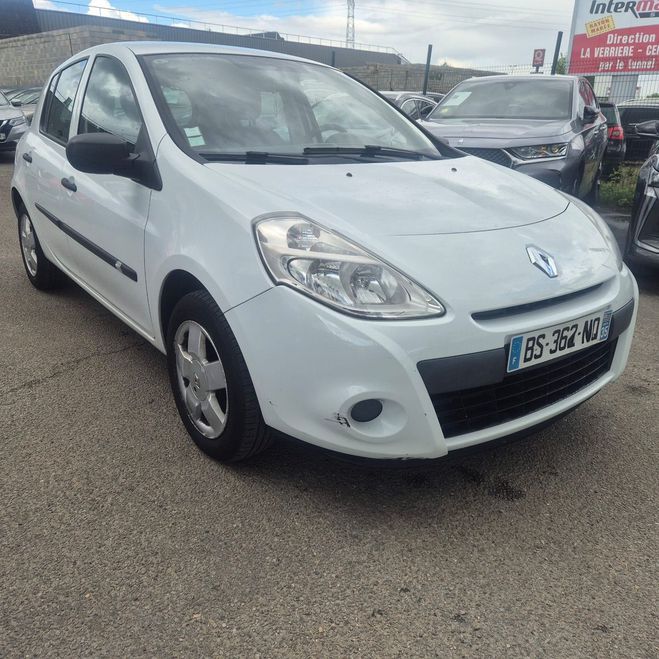 Renault Clio III (2) 1.2 16V 75 AUTHENTIQUE 5P BELLE Blanc de 2011