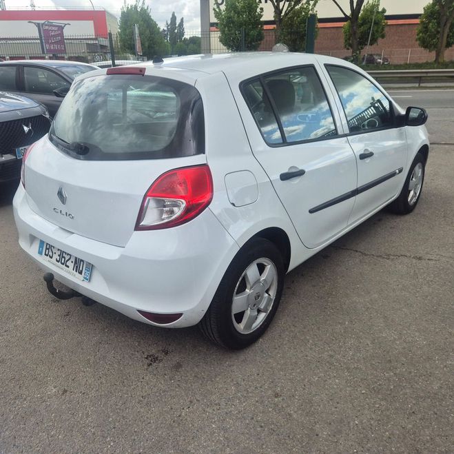 Renault Clio III (2) 1.2 16V 75 AUTHENTIQUE 5P BELLE Blanc de 2011
