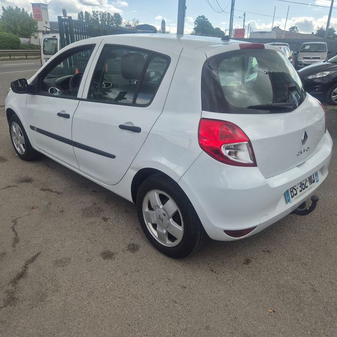 Renault Clio III (2) 1.2 16V 75 AUTHENTIQUE 5P BELLE Blanc de 2011