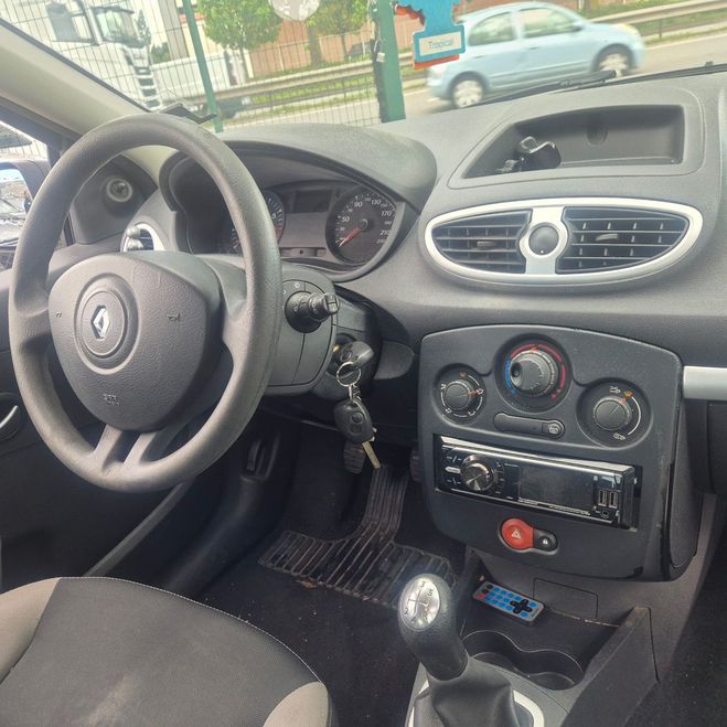 Renault Clio III (2) 1.2 16V 75 AUTHENTIQUE 5P BELLE Blanc de 2011