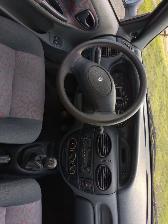 Renault Megane I verte - 199 900 km - essence  de 1996