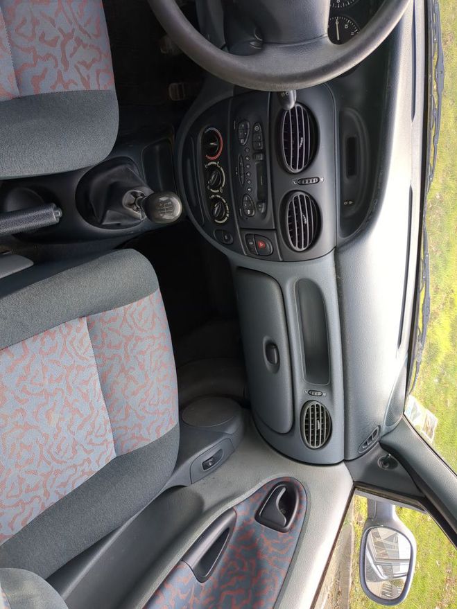 Renault Megane I verte - 199 900 km - essence  de 1996