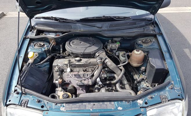 Renault Megane I verte - 199 900 km - essence  de 1996