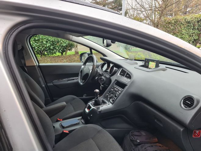 Peugeot 5008 1.6 bhdi 120 CV BUSNESS PACK CRIT 2 Gris clair de 2015