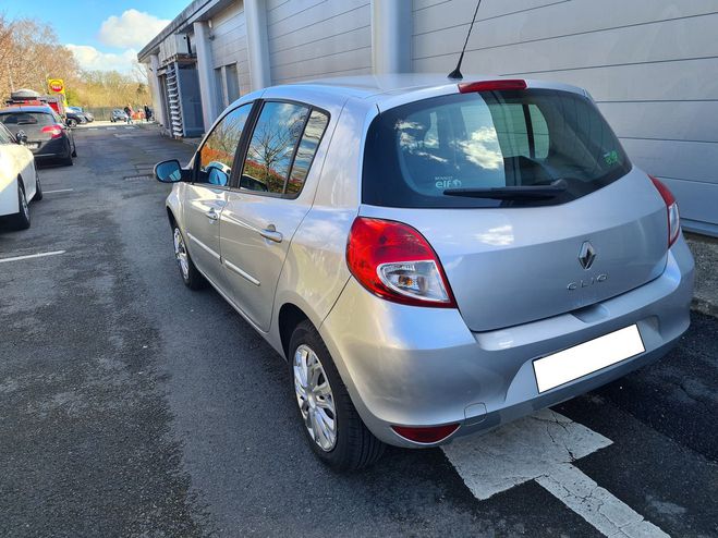 Renault Clio 1.2 16v carnet et suivie Gris clair de 2011