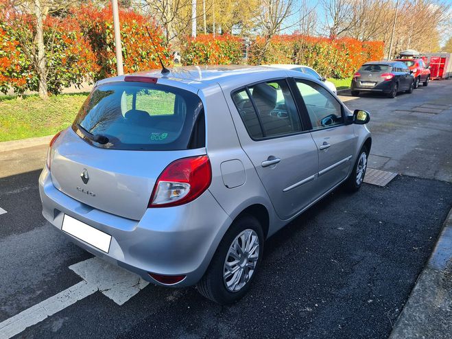 Renault Clio 1.2 16v carnet et suivie Gris clair de 2011