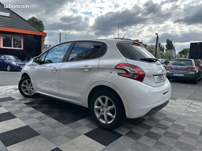 Peugeot 208 1.2 VTI STYLE 5P Blanc de 2014