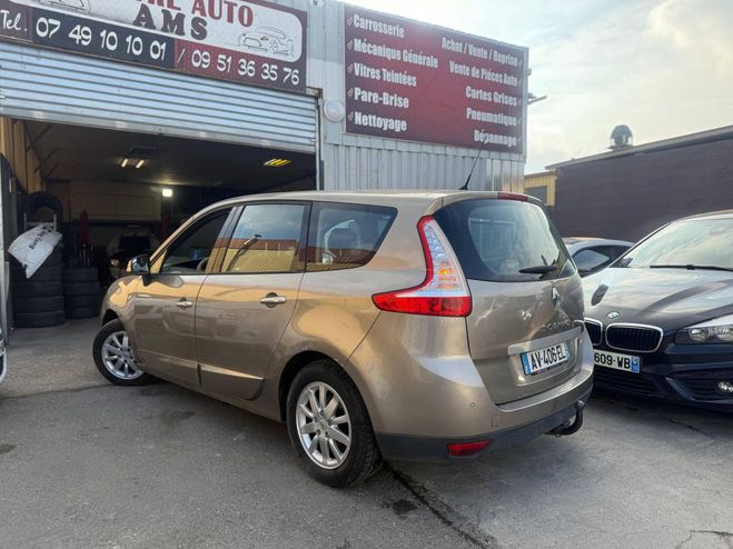 Renault Grand Scenic III (R95) 1.9 dCi 130ch FAP Expression 7 BEIGE FONCE de 2010