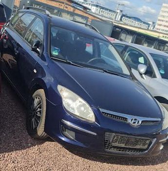  Voir détails -Hyundai I30 CW Break - 1.6i 126ch (7 cv) 16V- BVM5 - à Thiers (63)