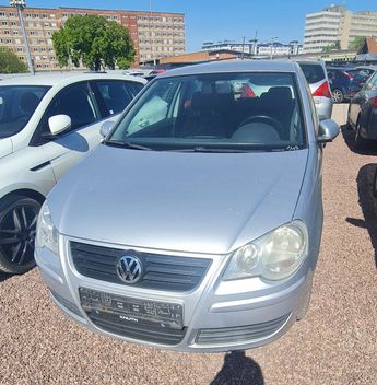  Voir détails -Volkswagen Polo IV - 1.2i 60ch (4 cv) 6V - BVM5 - 3 port à Thiers (63)