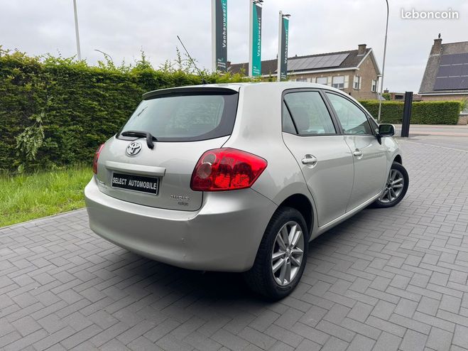 Toyota Auris 1.4 90CH D-4D Luna 5p Gris de 2009