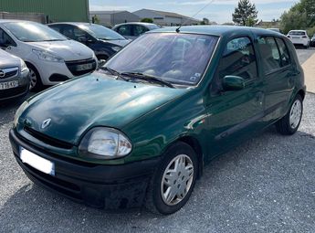  Voir détails -Renault Clio II 1.6 90ch RXE AUTOMATIQUE à Saint-Mdard-d'Aunis (17)