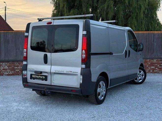 Opel Vivaro / 2.0cdti / airco / trekhaak / 136000km  Gris de 2012
